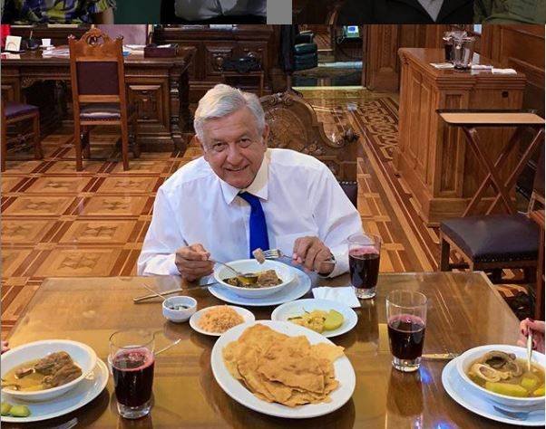 Andrés Manuel promueve restaurante de comida mexicana