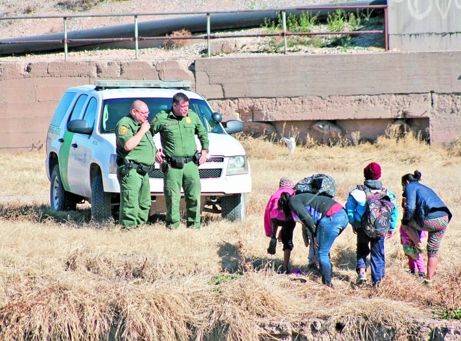 Acusan que por efecto embudo de EU mueren 8 mil ilegales en frontera