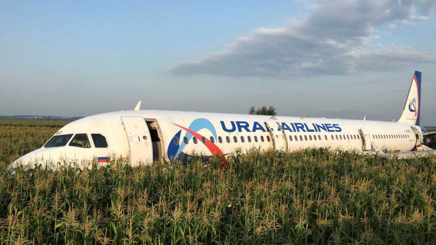 Un avión de pasajeros aterriza de emergencia en Rusia