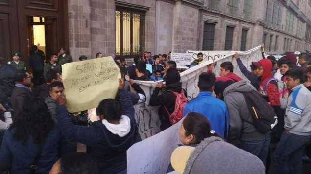 Vandalizan puerta de Palacio Nacional en Moneda
