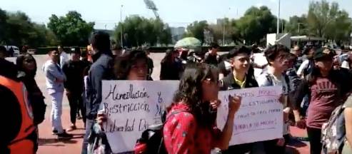 Alumnos del CCH Azcapotzalco llegan a Rectoría