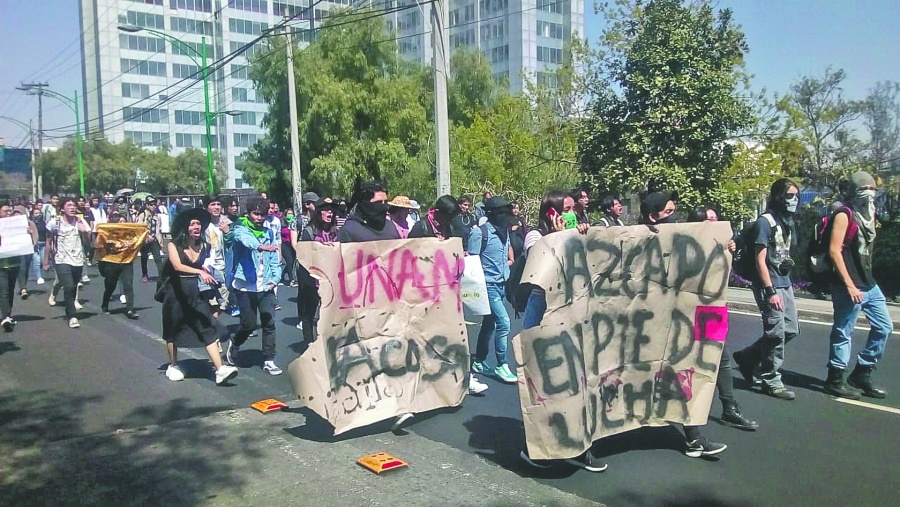 Bajan los estudiantes que marchan; van menos de 100