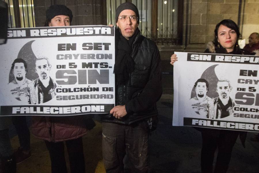 Grupos de inconformes se manifiestan fuera de Palacio Nacional