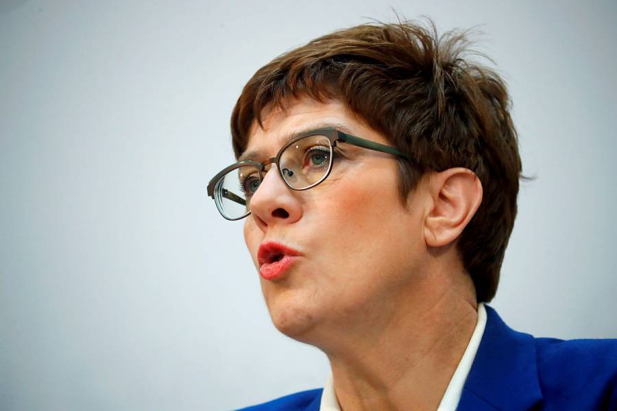 Kramp-Karrenbauer declina suceder a Angela Merkel