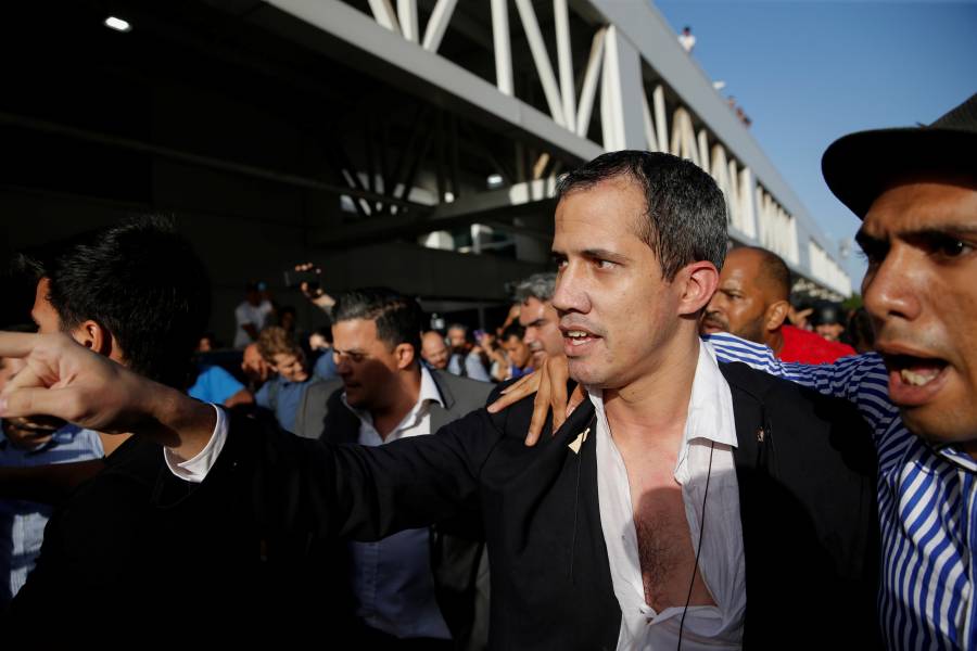 Juan Guaidó regresa a Venezuela entre empujones