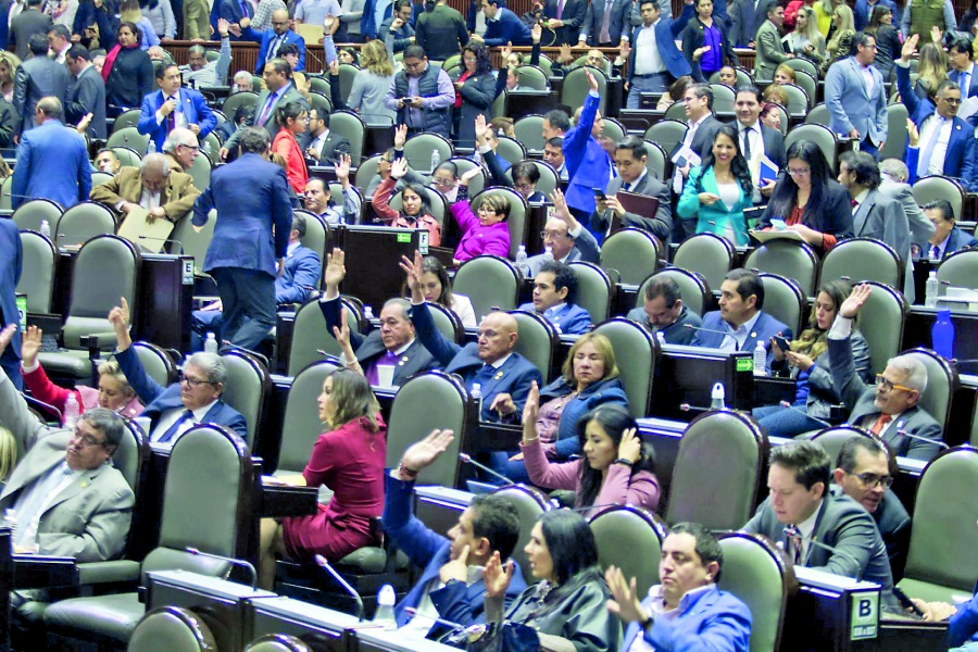 Morena va contra los altos salarios del INE 