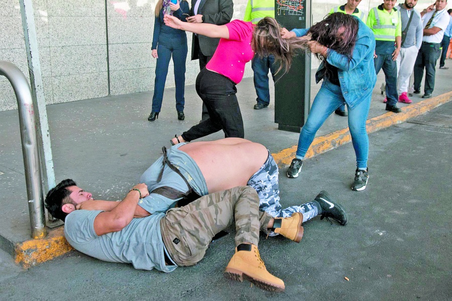 Mujeres taxistas denuncian acoso en el aicm y se desata riña 