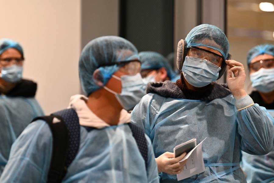 Personal m&eacute;dico se rapa para evitar propagaci&oacute;n del coronavirus
