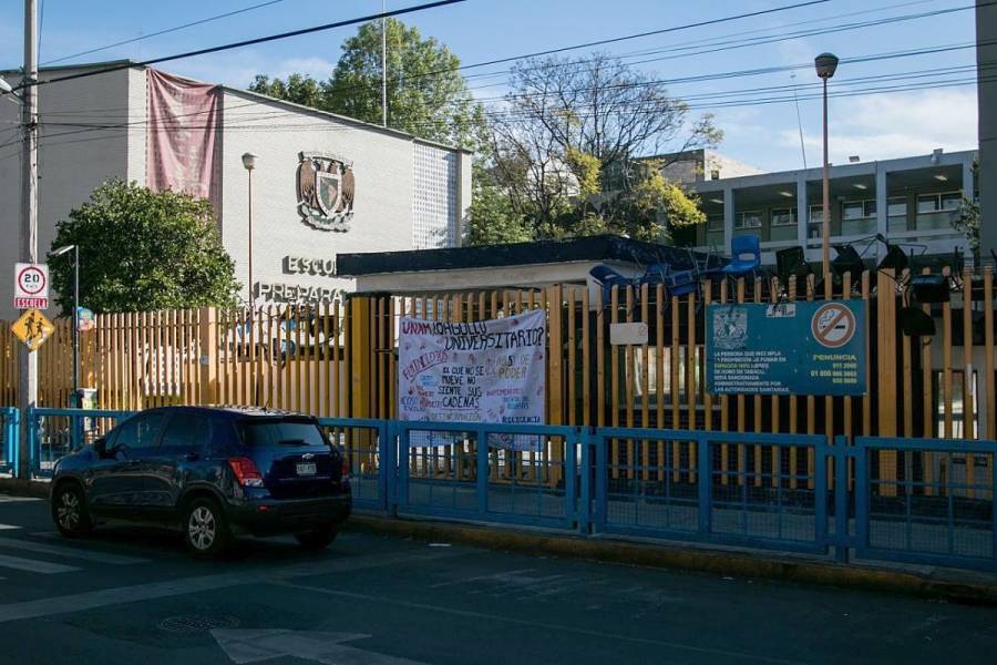 Encapuchados vuelven a tomar Prepa 8 de la UNAM