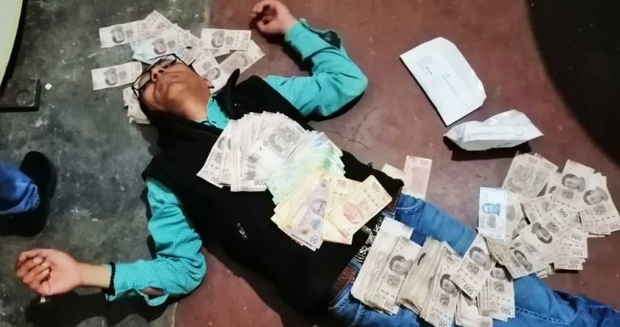 Funcionario del PRI en Coahuila se fotografía “ahogado” en billetes