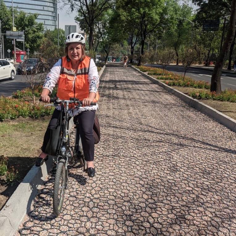 Xóchitl Gálvez sufre accidente en sendero de Reforma