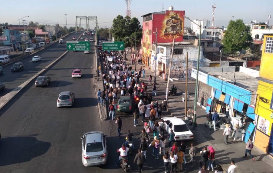 Manifestantes bloquean circulación en calzada Zaragoza