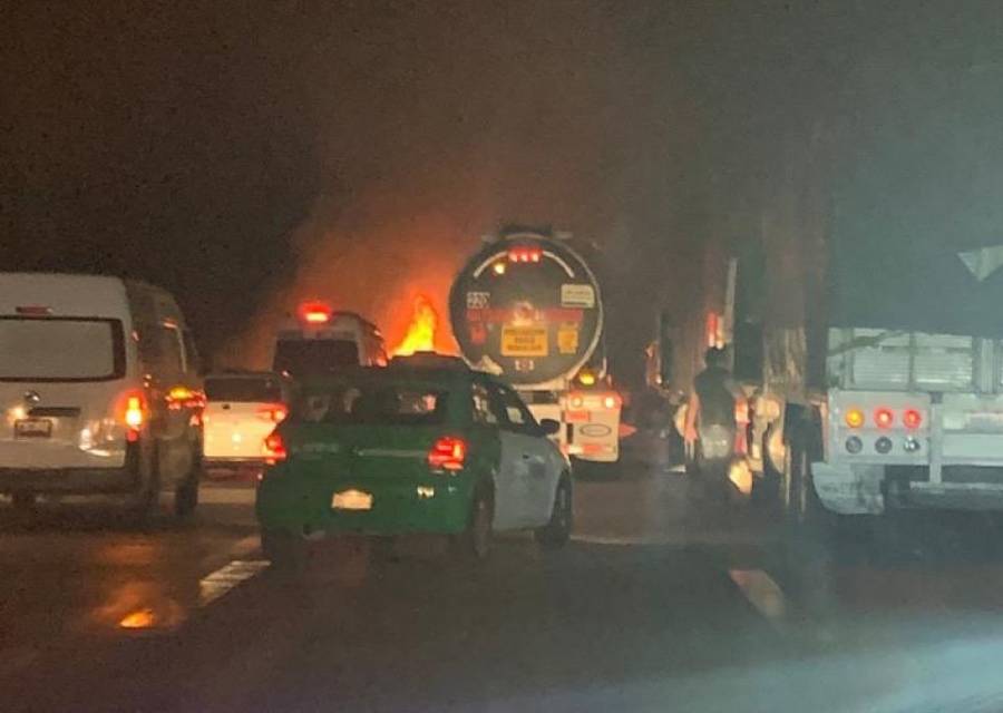 Incendio consume tráiler con 11 autos en la México-Puebla