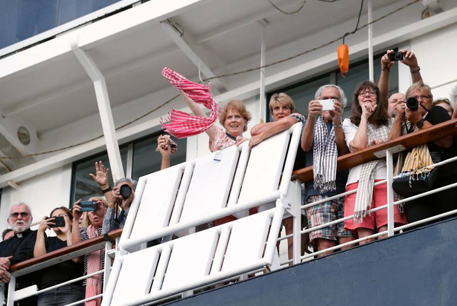 El crucero rechazado por cinco pa&iacute;ses desembarca en Camboya