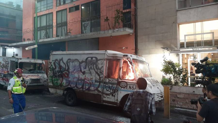 Vandalizan un periódico mujeres encapuchadas
