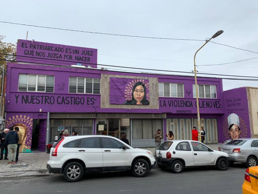 Sancionan a mujer por pintar mural contra feminicidio