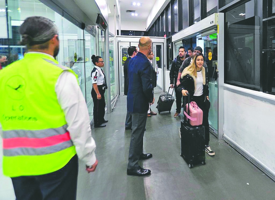 Regresan mexicanos que estaban en Francia por Covid-2019