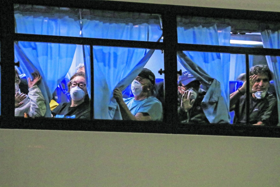 Con COVID-19, 29% de los examinados en crucero japon&eacute;s