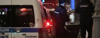 Sujeto apu&ntilde;ala a dos hombres en iglesia de Mosc&uacute;