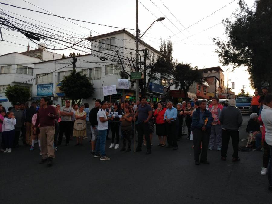 Reportan bloqueo en Avenida Centenario por falta de agua