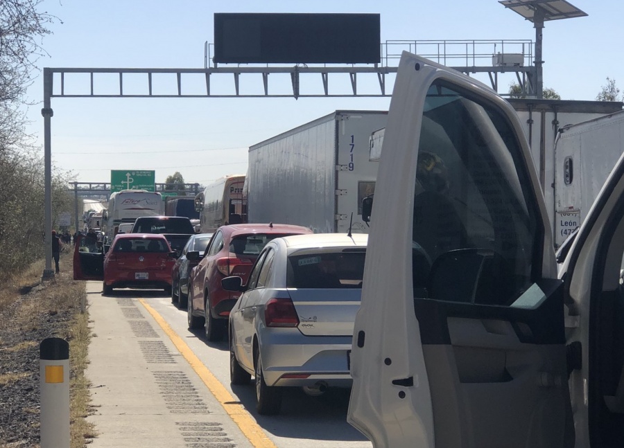 Bloquean autopistas por prohibición de bolsas de plástico 