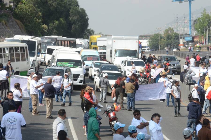 Recicladores bloquean autopista México-Pachuca