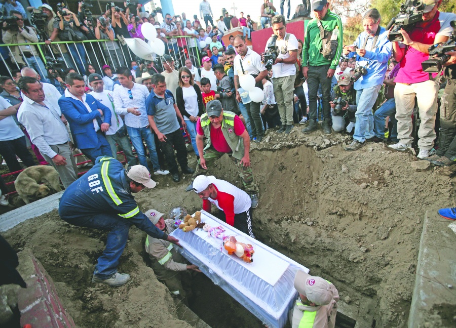 Entre globos blancos y flores, despiden a Fátima