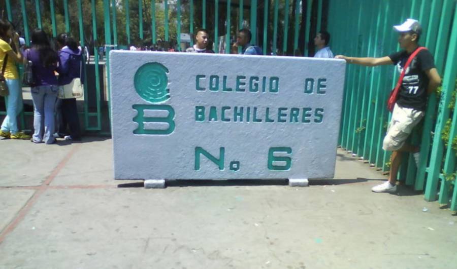 Protestan alumnos del Bachilleres 6; exigen dimisión de directora