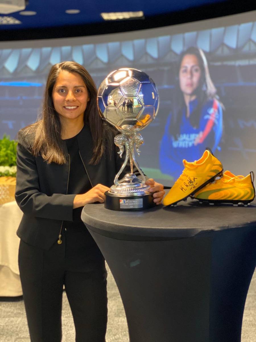 La futbolista Kenti Robles recibe premio en España