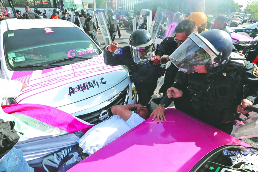 Taxistas y policías riñen por protesta