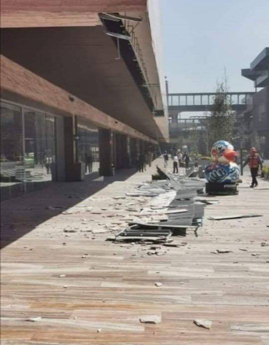 Se desprende fachada en plaza comercial de Coapa