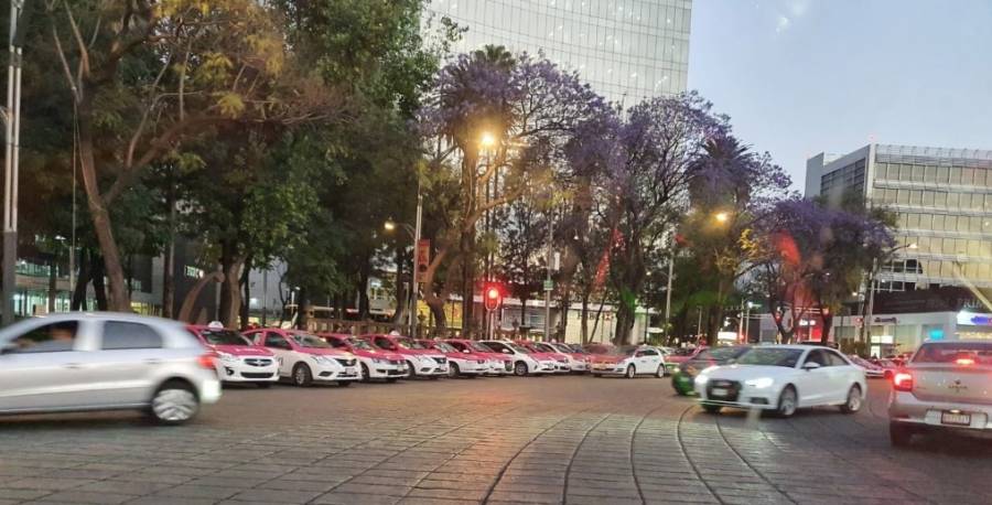 Taxistas amagan con quedarse tres días en el Ángel de la Independencia