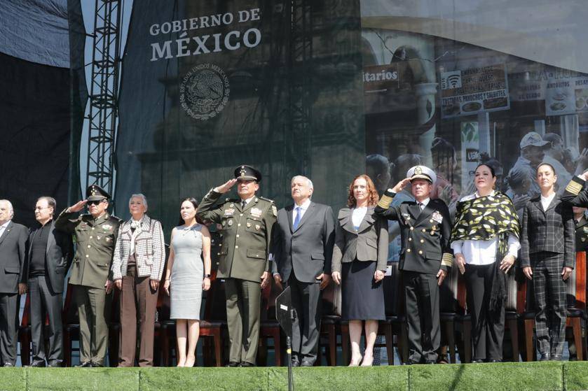 En su día, agradece AMLO respaldo al Ejército y por dar la “espalda al golpismo”