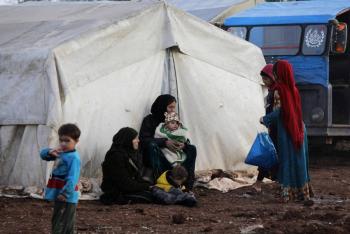 Cerca de 9 mil personas salen de Siria por ataques militares