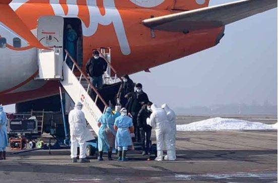 Llegan a Ucrania 70 personas de Wuhan, estarán asilados en hospital militar