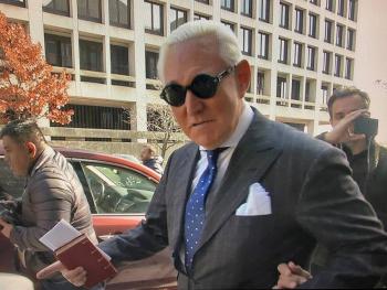 Condenan a prisi&oacute;n a Roger Stone, exasesor de Trump