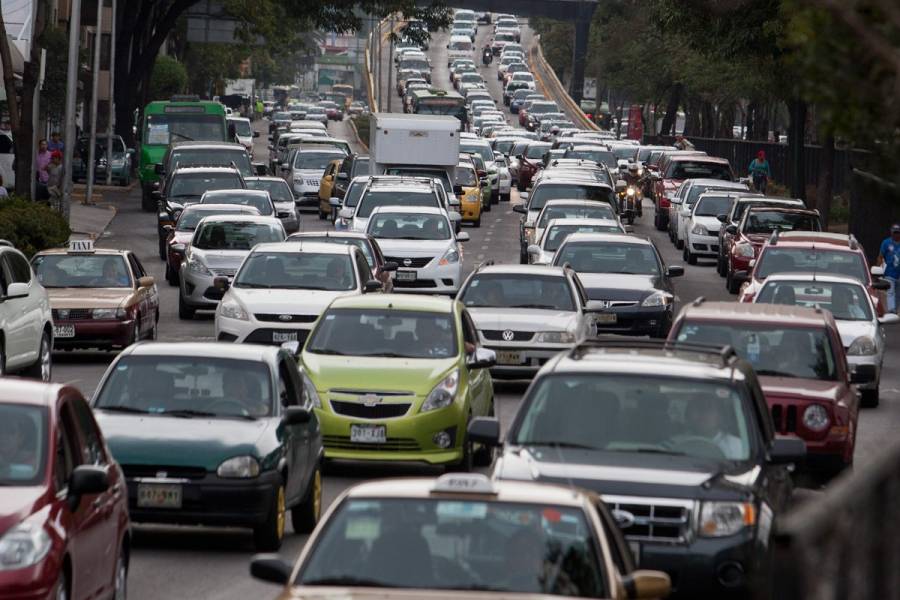 Dos choques causan dos lesionados y tráfico automovilístico