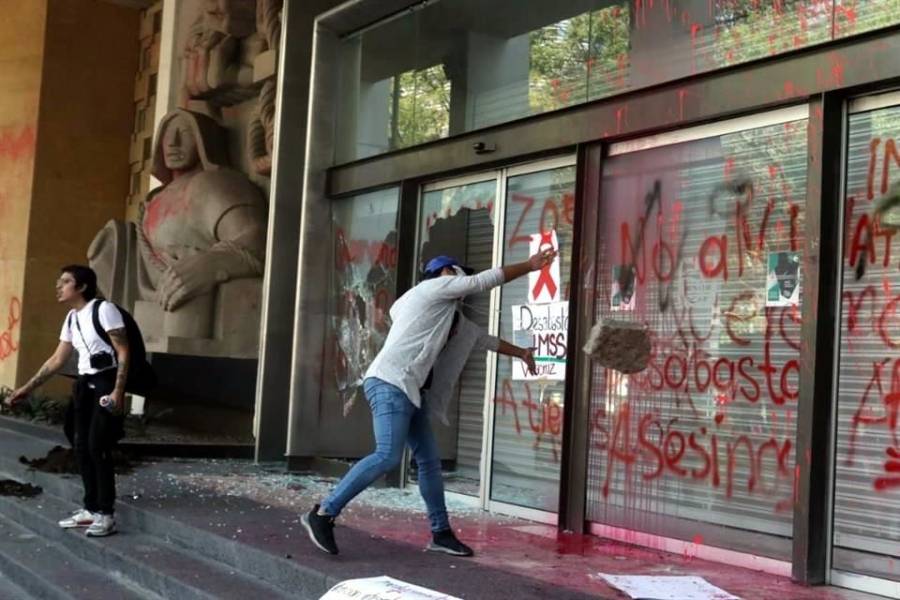 Vandalizan al Seguro Social por medicinas para VIH