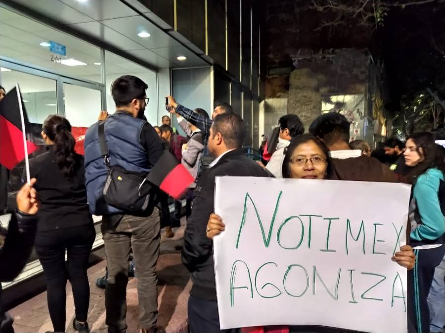 Colocan las banderas rojinegras en Notimex