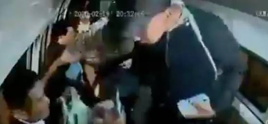 Asaltantes golpean a pasajeros en combi de Santa Martha Acatitla