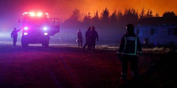 Activan alerta roja por incendios forestales en Chile