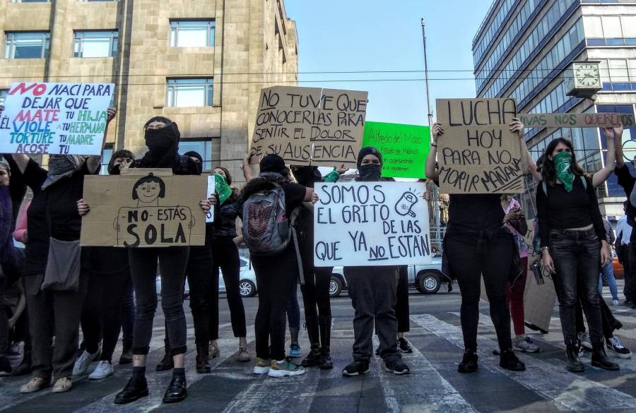 Colectivos feministas bloquean cruce entre Eje Central y Avenida Juárez