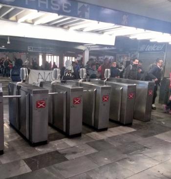 Mujeres protestan en Metro Tasque&ntilde;a, se pronuncian contra violencia de g&eacute;nero