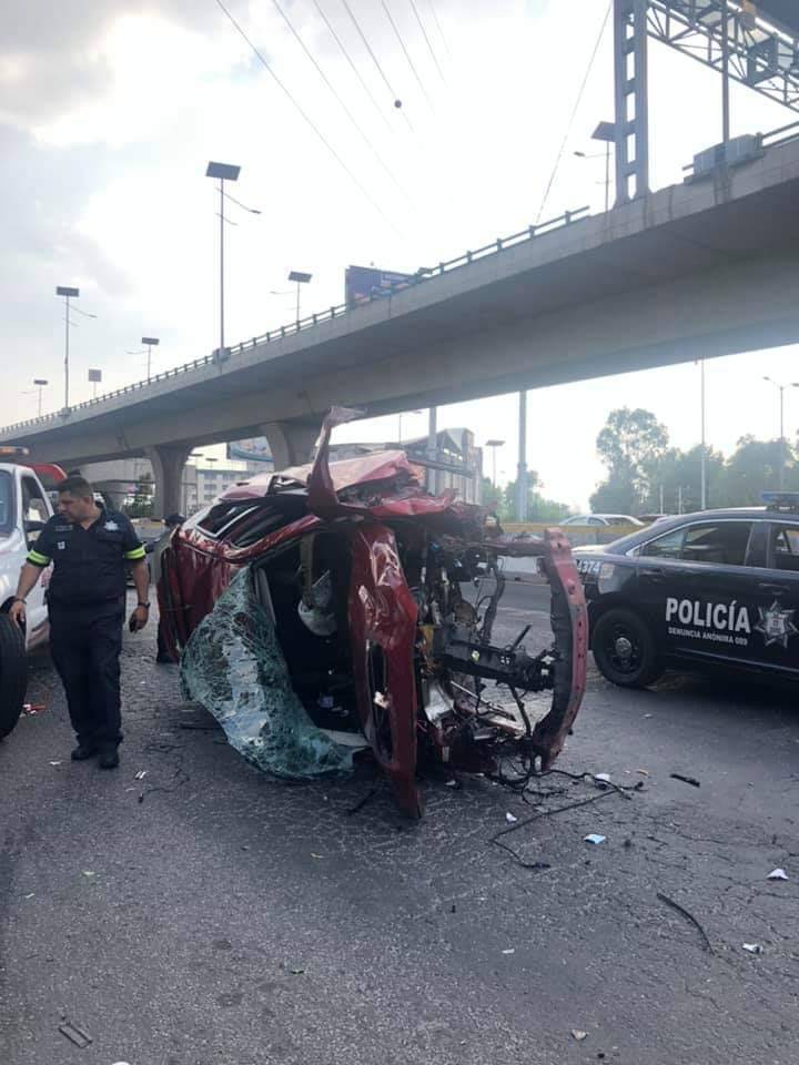 Cae camioneta del segundo piso en Satélite. El conductor está hospitalizado