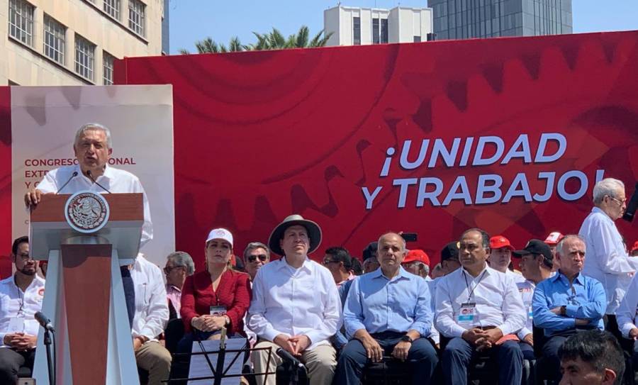 Asegura AMLO ante la CTM que atenderá problemas de pensiones