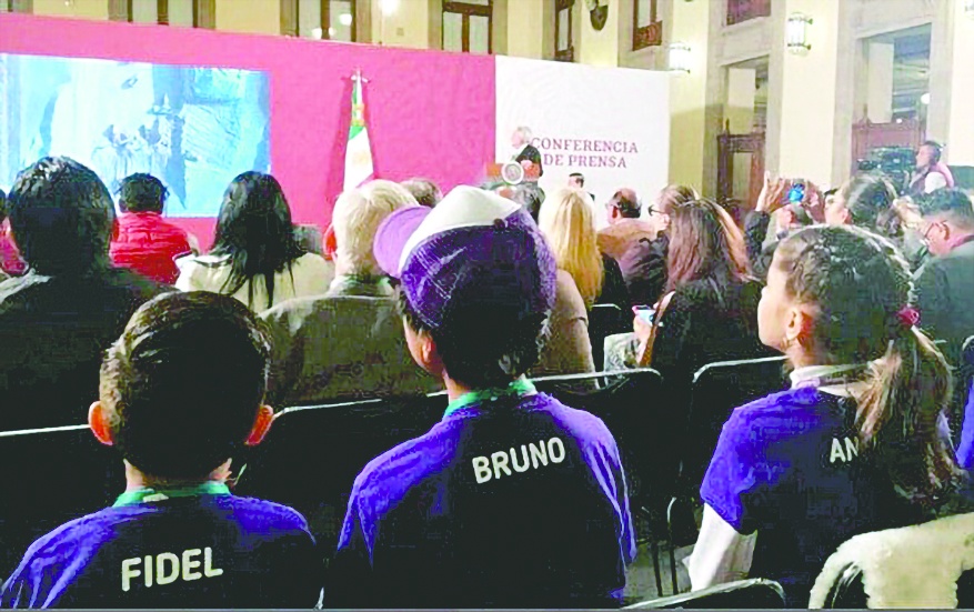 AMLO desaira a niños en la mañanera y lo cuestionan 