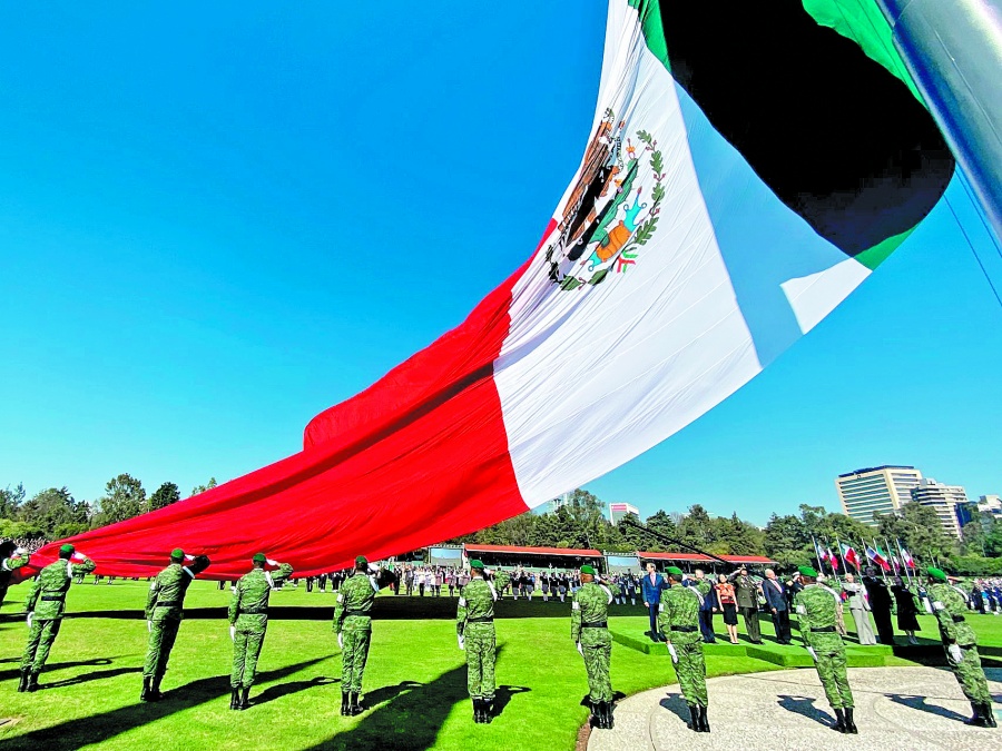 Piden equidad de género y justicia en Día de la Bandera