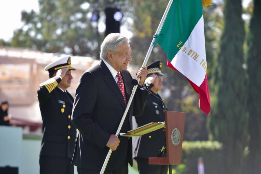 AMLO toma protesta a 166 escoltas en el Campo Marte