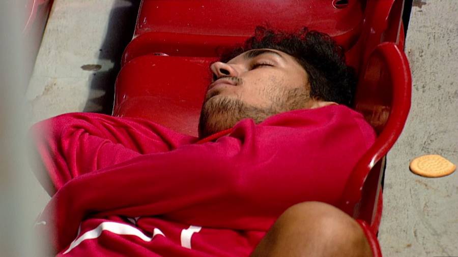 Cecilio Dom&iacute;nguez se duerme en pleno partido