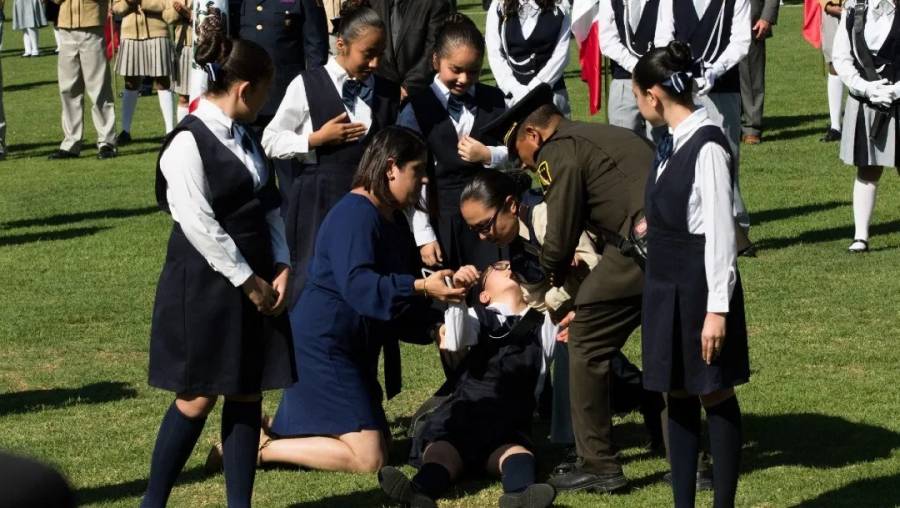 Niñas y una cadete se insolan y desmayan en ceremonia de La Bandera